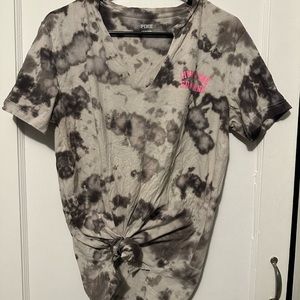 In perfect condition Victoria secret pink tshirt that’s tie dye!